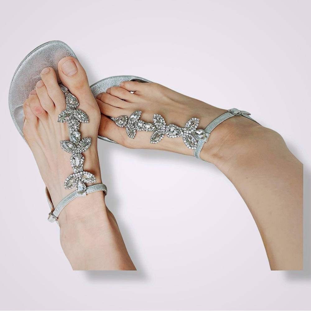 Badgley Mischka Silver Strappy Flat Sandals Summer Elegant Edition